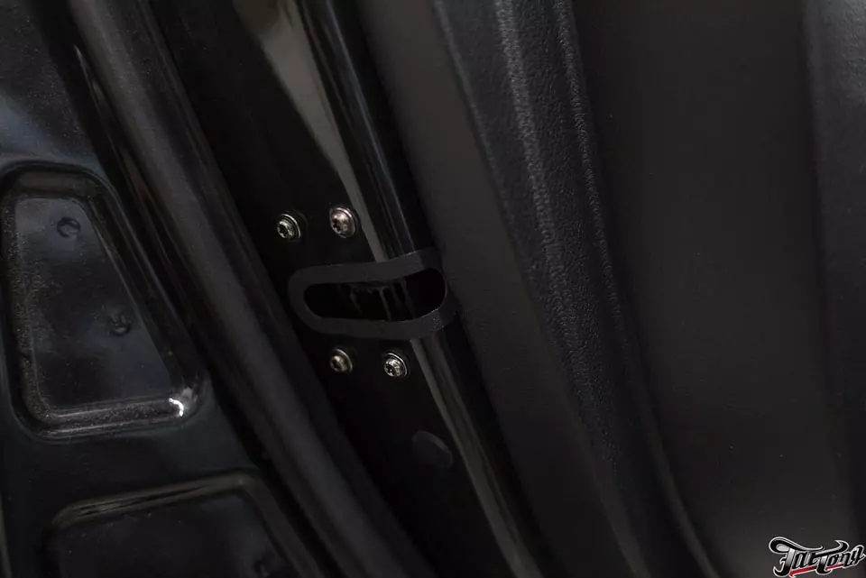 Lexus RX. Установка универсальных доводчиков дверей.